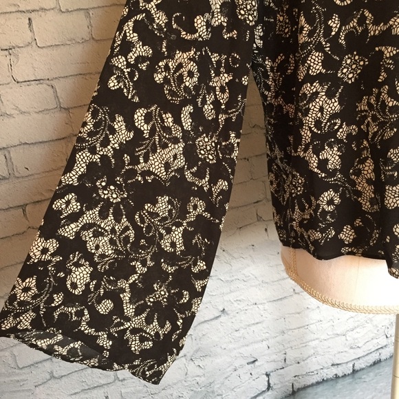 Vince Camuto Printed Bell Sleeve Blouse Size Small - Picture 5 of 8